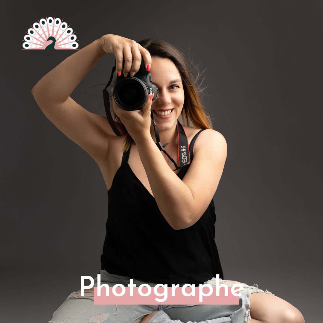 Jeune femme photographe qui fait un autoportrait